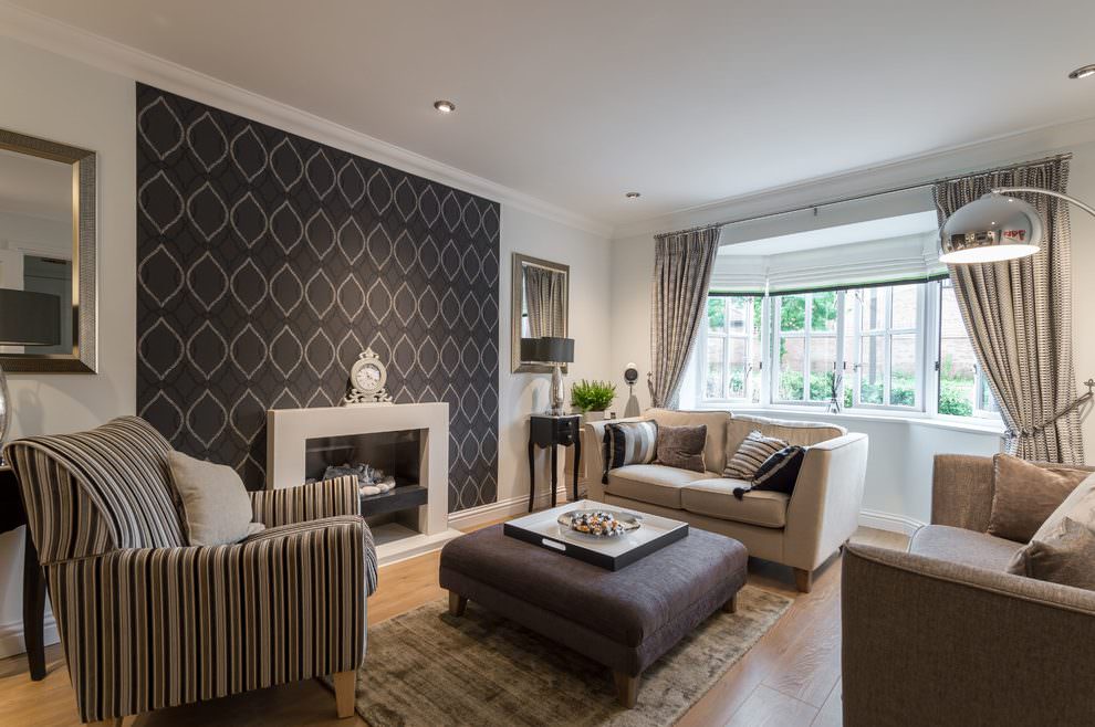 اتاق نشیمنی که دیوار بالای شومینه آن دارای کاغذ دیواری سیاه است و باقی دیوارها به رنگ سفید است